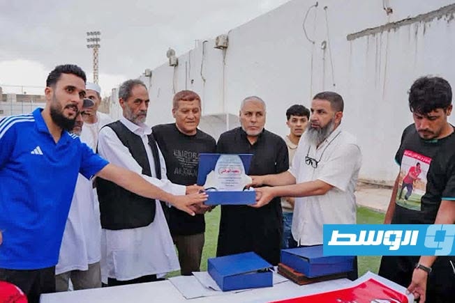 ابراهيم الفارسى عضو بلدية بنغازى ورئيس نادى المختار خلال تكريمه (فيسبوك)