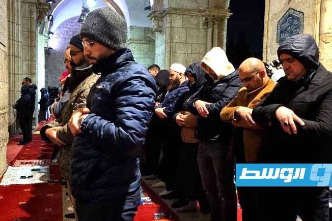 مصلون يؤدون صلاتي العشاء والتراويح في رحاب المسجد الأقصى، 23 مارس 2025. (الإنترنت)