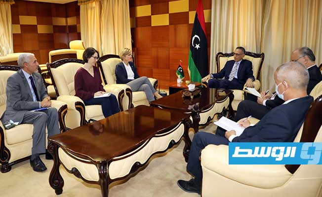 وزير الاقتصاد والتجارة محمد الحويج يستقبل سفيرة المملكة المتحدة لدى ليبيا كارولين هورندال (صفحة الوزارة على فيسبوك)