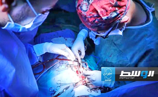 فريق طبي أميركي يجري جراحة قلب لأحد الأطفال، 17 سبتمبر 2024. (مركز بنغازي الطبي)