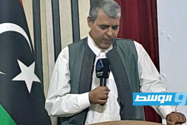 الكاتب حسين المزداوي خلال الأمسية التأبينية بالجمعية الليبية للآداب والفنون للراحلين جمعة الدويب والكاتب والناقد رضا بن موسى. (بوابة الوسط)