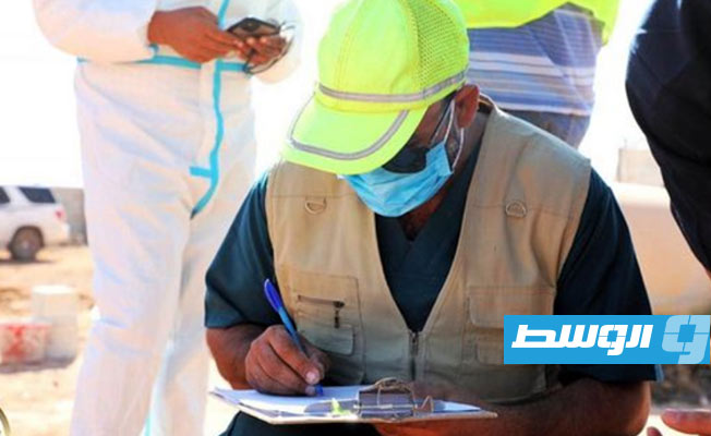 فرق هيئة البحث عن المفقودين تسحب عينات من جثث جرى دفنها في مقبرة مرتوبة دون التعرف على هويتها، 15 سبتمبر 2023. (هيئة البحث عن المفقودين)