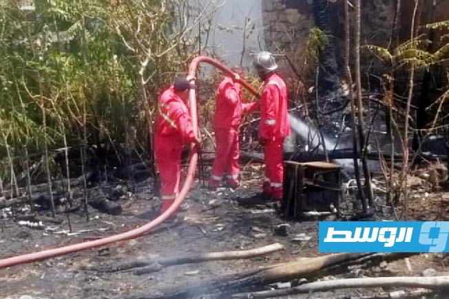 رجال الإطفاء أثناء إخماد النيران بقطة أرض بجوار مركز علاج جراعة الأوعية الدموية، الأربعاء 30 يوليو 2025. (هيئة السلامة الوطنية)