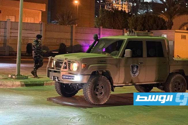 مدرعة أمام مصنع البرج للأسمنت في زليتن (الإنترنت)