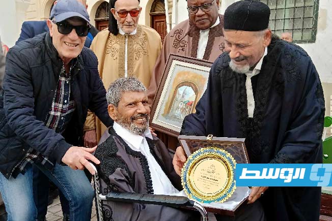 تكريم الرياضي مسعود الرابطي خلال احتفالية بيت إسكندر للفنون. (بوابة الوسط)