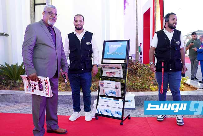 توزيع نسخ «الوسط» خلال المؤتمر السنوي الأول للإعلام العربي في بنغازي الذي استمر ثلاثة أيام من 15 إلى 17 سبتمبر 2025. (الوسط)