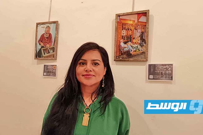 الفنانة سمر جدور إحدى المشاركات في معرض الصور الفوتوغرافية «حياتهم». فبراير 2025. (بوابة الوسط)