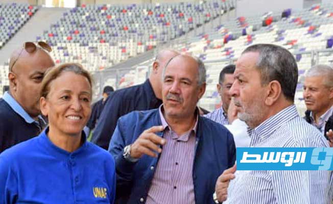 عبدالحكيم الشلماني يتفقد ملعب مباراة المنتخب الليبي للمحليين أمام الجزائر.(الصفحة الرسمية للاتحاد على فيسبوك)
