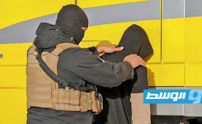 الشاحنات والمتهمين الموقوفين أثناء محاولة تهريب الوقود في مصراتة. (إدارة المهام الخاصة)