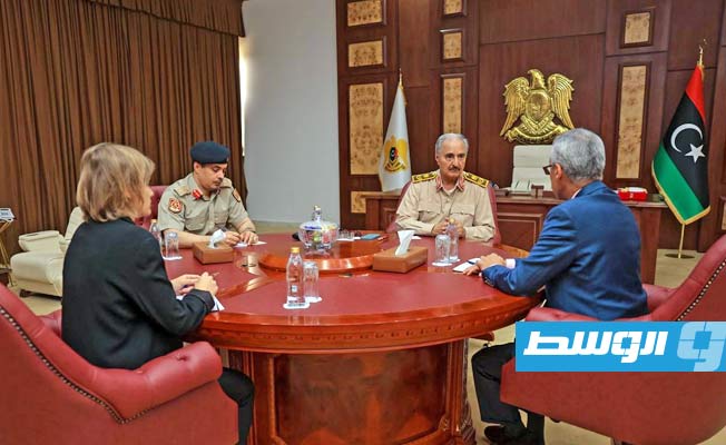 لقاء حفتر مع السفير الفرنسي لدى ليبيا مصطفى مهراج، الأحد 21 مايو 2023. (القيادة العامة)