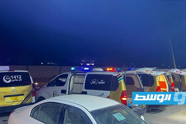 سيارات إسعاف في موقع مصحة خاصة تعرض بعض نزلائها لحالات اختناق في زليتن، 14 ديسمبر 2025. (مركز طب الطوارئ والدعم)