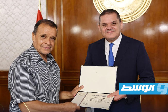 الدبيبة يكرم اللجنة العليا المنظمة لـ«مهرجان طرابلس الدولي للمالوف» في 20 يوليو 2025. (حكومتنا)