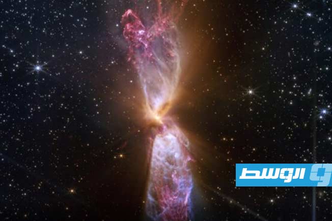 صورة أكثر تفصيلاً لـ(L483) حتى الآن، التُقطت بدقة عالية في ضوء الأشعة تحت الحمراء القريبة بواسطة تلسكوب جيمس ويب الفضائي. (ناسا، وكالة الفضاء الأوروبية، وكالة الفضاء الكندية، معهد علوم الفضاء الفلكية)