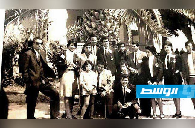 ينتهز طلبة كلية الآداب أية مناسبة للفوز بصورة تذكارية مع أستاذهم وقدوتهم الدكتور الهادي مصطفى بولقمة
