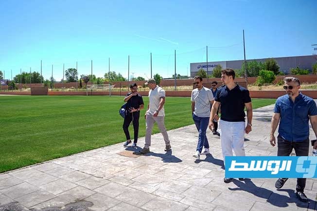 مجلس إدارة نادي المدينة خلال زيارته لنادي ليغانيس للترتيب للموسم الكروي الجديد (فيسبوك)