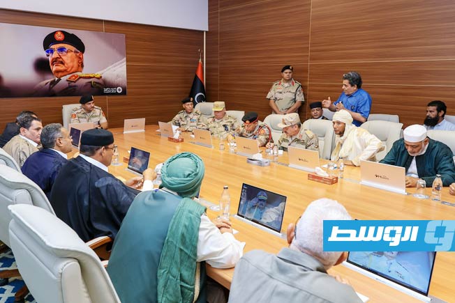 جانب من لقاء نائب قائد قوات «القيادة العامة» صدام حفتر مع ممثلين عن قبيلة القذاذفة، سبها ، 31 أكتوبر 2025 (الصفحة الرسمية لقوات القيادة)