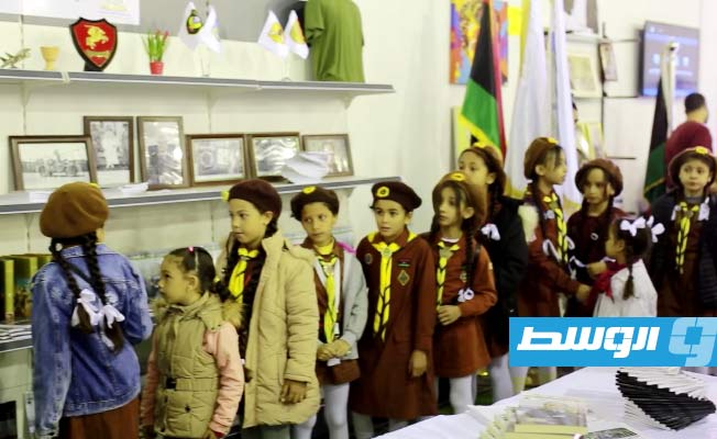 الفرقة الرابعة بمفوضية الكشافة والمرشدات في معرض بنغازي للكتاب. (فيسبوك)