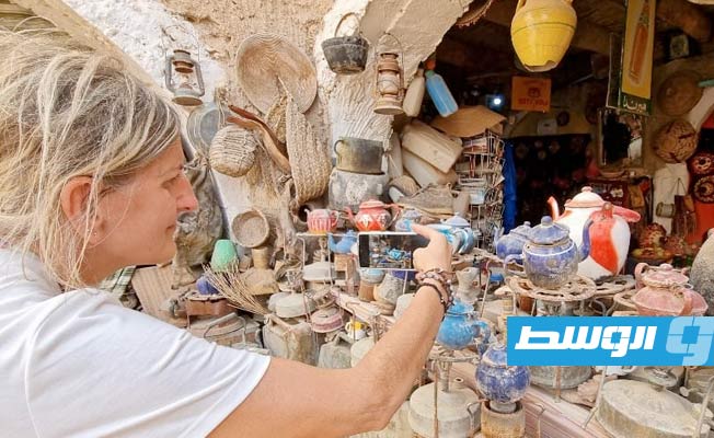 سياح أوروبيون مصحوبون في رحلة سياحية إلى غدامس في ليبيا، 19 أكتوبر 2021. (أ ف ب)