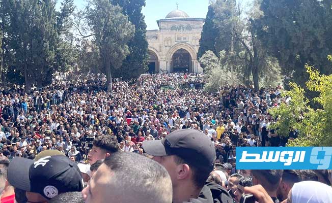 حشود الفلسطينيين في باحة المسجد الأقصى, 15 إبريل 2022. (وكالة شهاب للأنباء)