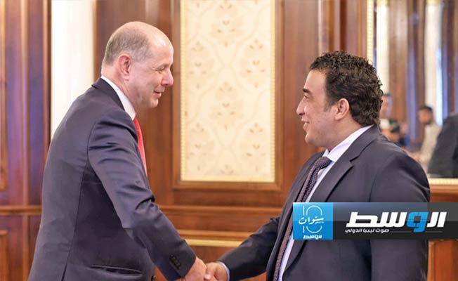 رئيس المجلس الرئاسي محمد المنفي يستقبل الوكيل الدائم لوزارة الخارجية البريطانية، الإثنين 14 أكتوبر 2024 (المكتب الإعلامي للمنفي)