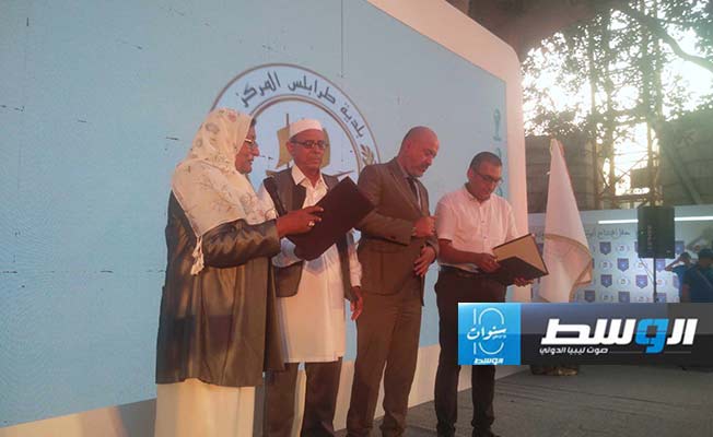 الأستاذ محمد المزوغي والسيد إبراهيم الخليفي أثناء توقيع اتفاقية الشراكة بين بلدية طرابلس ومدرسة الفنون والصنائع. (بوابة الوسط)
