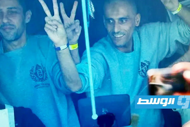 أسرى مفرج عنهم من سجون الاحتلال يلوحون بعلامات النصر. (أرشيفية: الإنترنت)