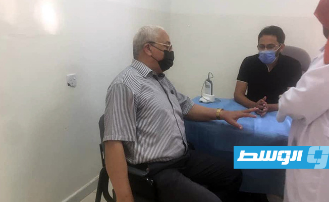 مواطن يتلقى اللقاح المضاد لفيروس كورونا في شحات، 20 مايو 2021. (إدارة الخدمات الصحية ببلدية شحات)