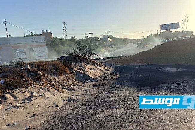 إشعال النيران في الإطارات وإغلاق طرق رئيسية في الخمس احتجاجا على قرار بخصوص ميناء المدينة البحري، الإثنين 7 أغسطس 2023 (فيسبوك)