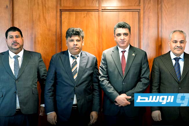 النائب العام الصديق الصور، ومحافظ مصرف ليبيا المركزي ناجي عيسى، ورئيس المؤسسة الوطنية للنفط مسعود سليمان ورئيس ديوان المحاسبة خالد شكشك خلال اجتماع بالديوان لمناقشة أوضاع القطاع النفطي، 25 نوفمبر 2025 (ديوان المحاسبة)