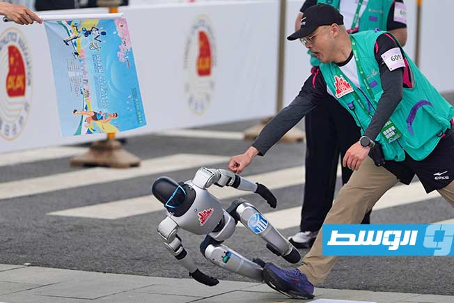 روبوت يفقد السيطرة عند بداية أول نصف ماراثون روبوتي في العالم خلال نصف ماراثون الروبوتات البشرية الذي أقيم في بكين (إكس)