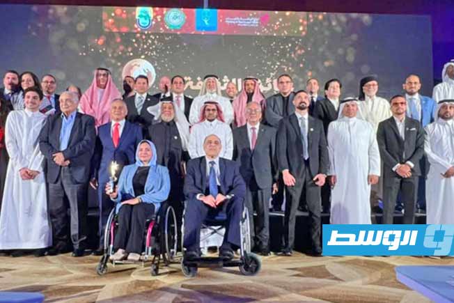 محمد العماري وعدد من المكرمين من قبل الاتحاد العربي للثقافة الرياضية (فيسبوك)